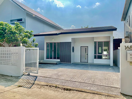 ขาย บ้านชั้นเดียวสไตล์มินิมอล ทำเลดอนแก้ว อ.แม่ริม ใกล้กาดฝรั่งแม่ริมบ้านชั้นเดียว บรรยากาศเรียบง่าย อยู่สบาย ทำเลดีใกล้เมือง เดินทางสะดวกรายละเอียดบ้าน– ที่ดิน 50 ตร.วา | พื้นที่ใช้สอย 128 ตร.ม.– 3 ห้องนอน | 2 ห้องน้ำ– ห้องนั่งเล่น– จอดรถ 2 คันสภาพบ้าน / ระบบต่าง ๆ– เคาน์เตอร์ครัวพร้อมซิงค์– ติดตั้งมิเตอร์น้ำ–ไฟแล้ว– ปั๊มน้ำและถังเก็บน้ำทำเลใกล้เคียง– รพ.นครพิง�