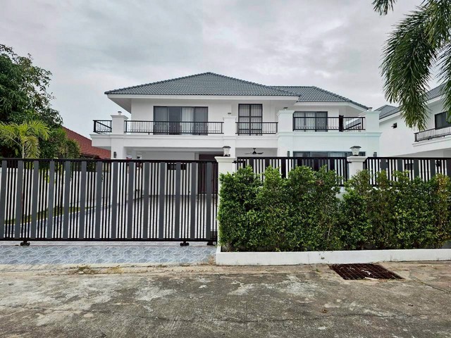 ขายวิลล่าใหม่ในพัทยา  ในหมู่บ้านฮิลล์วิววิลล่า ซอยชัยพรวิถี 25 บางละมุง  ชลบุรีรหัส TTR 2615✅️ ขนาดที่ดิน 12.8 ตร.ว.✅️พื้นที่ใช้สอย ​​385 ตร.ม.     บ้านเลขที่ 46/17 ✅️ขายพร้อมเฟรอร์นิเจอร์และเครื่องใช้ไฟฟ้า  - 4 ห้องนอน 4 ห้องน้ำ  ▪ ห้องรับแขก ▪  ห้องครัวยุโรป และ ครัวไทย  มีโต๊ะทานข้าวและโต๊ะดื่มชาแบบมีเตาอุ่นชา  ▪ มีบริเวณสวนกว้าง  -  สระว่ายน้ำลึก 1.8 เมตร ระบบคลอลีน-  จอดรถได้ 2 คันค