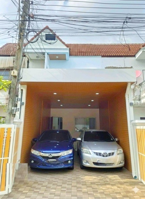  MRT วัชรพล 1.1 กม.ขาย-ให้เช่าทาวเฮ้าส์ 2 ชั้น Central EastVille4.45กม.โรงเบียร์เยอรมันตะวันแดง รามอินทรา 190ม. สภาพใหม่มาก พร้อมเฟอร์ฯ  16 ตร.วา. 130 ตร.ม. 17,998B-M. รร.นานาชาติกีรพัฒน์ 600 ม. สามารถเป็นโฮมออฟฟิศ พักอาศัย 2 นอน 2 น้ำ ขาย 2.59 ลบ. ถ.ประดิษฐมนูธรรม รามอินทราCentral EastVille4.45km. MRT Wacharaphon 1.1 km. For Sale-Rent: 2-story townhouse TawanDaeng German Beer190m.  very new condition fully furnished 16 sq.wa. 130 sq.m. 17,998 B-M. 600 m. from Keerapat International School. Suitable for home office or residence. 2 bed 2 bath Sale 2.59 Million Baht. 500 m. from  Pradit Manutham Road. Ramintra.ถ.ประดิษฐม�