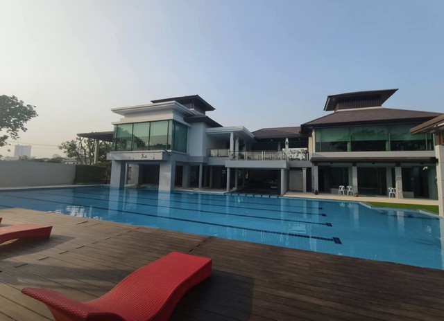 บ้านเดี่ยวบรรยากาศเงียบสงบ เป็นส่วนตัว เหมาะสำหรับการอยู่อาศัยจริงและการพักผ่อนของครอบครัวขนาดใหญ่ ตั้งอยู่ในทำเลกรุงเทพกรีฑาที่มีศักยภาพและเติบโตต่อเนื่องรายละเอียดทรัพย์&nbsp;&nbsp;&nbsp;•&nbsp;&nbsp;&nbsp;ขนาดที่ดิน 97 ตารางวา&nbsp;&nbsp;&nbsp;•&nbsp;&nbsp;&nbsp;6 ห้องนอน&nbsp;&nbsp;&nbsp;•&nbsp;&nbsp;&nbsp;5 ห้องน้ำ&nbsp;&nbsp;&nbsp;•&nbsp;&nbsp;&nbsp;ห้องครัวขนาดใหญ่ พร้อมพื้นที่รับประทานอาหารแบบโปร่ง&nbsp;&nbsp;&nbsp;•&nbsp;&nbsp;&nbsp;ที่จอดรถ 3–4 คัน&nbsp;