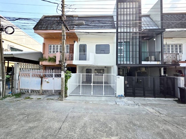 ขายทาวน์เฮาส์ 2 ชั้น ซอยโชคชัย 4 ซอย 55 รีโนเวทใหม่ Fully Furnished พร้อมอยู่*** ราคาขาย 4.99 ล้านบาท*** ราคาเช่า 65,000 บาท/เดือน ติดต่อ:: คุณชยา โทร/ID Line:: 0942823961   Link Line:: https://line.me/ti/p/3xFA1An8Kcรหัส# T25-938ทาวน์เฮาส์ 2 ชั้น ซอยโชคชัย 4 ซอย 55 รีโนเวทใหม่ Fully Furnished พร้อมอยู่ขนาด 24 ตารางวาพื้นที่ใช้สอย 120 ตารางเมตร (ประมาณ)3 ห้องนอนใหญ่  (มีห้องน้ำในตัวทั้ง 3 ห้อง)3 ห้องน้ำ จอดรถในบ้านได้ 1 คัน เฟอร์นิเจอร์เครื่องใช้ไฟฟ้าครบ�