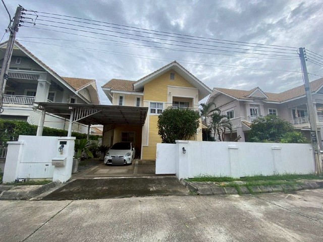 คุ้มที่สุดในโซนนี้ ขาย 4.49 ล้าน 65 ตรว. #ท่ารั้ว  #ดอยสะเก็ด #กุลพันธุ์วิลล์15 (PARK AVENUE) บ้านสไตล์ #English Country #ติดวงแหวนรอบ3 เพื่อนบ้านดี บรรยากาศเงียบสงบ เนื้อที่ 65 ตร.วา พื้นที่ใช้สอย 159 ตร.ม. บ้าน 2 ชั้น พร้อมบ่อปลาที่เชื่อมติดกับตัวบ้าน 4 ห้องนอน | 3 ห้องน้ำ ต่อเติมจากโครงการตั้งแต่สร้าง — ใช้วัสดุคุณภาพ ประตูรั้วทางเข้ากว้าง จอดรถได้ 2 คัน รั้วบ้านใหม่ ทำมาไม่ถึง 2 ปี ให้ความเป็�