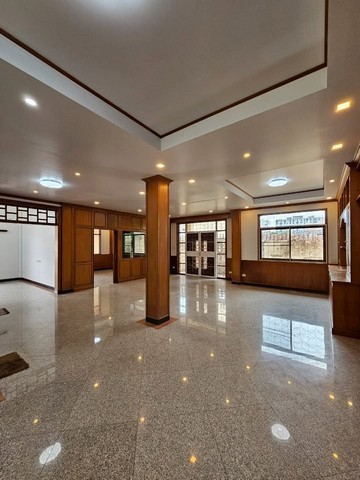 RHT2441ให้เช่าบ้านเดี่ยว ซอยลาดพร้าว 93 เนื้อที่ 111 ตรว. 7 ห้องนอน 6 ห้องน้ำ ใกล้รถไฟฟ้าสถานี มหาดไท และสถานี ลาดพร้าว101 ใกล้เดอะมอลล์บางกะปิ พื้นที่ใช้สอยประมาณ 800 ตร.ม. บ้าน 7 ห้องนอน 6 ห้องน้ำ ที่จอดรถ 3-4 คันในบ้านสนใจติดต่อคุณเจี๊ยบ 092-851-6969Line:keti2522**เลี้ยงสัตว์ได้**ราคาเช่า  95,000 บาท /เดือน ซอย ลาดพร้าว 93แขวงคลองเจ้าคุณสิงห์ เขตวังทองหลาง กรุงเทพมหานคร 10310บ้านเดี่ยวลาดพร้าว 93บ้าน�