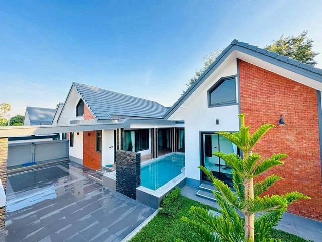 #ขายพูลวิลล่าชลบุรี???? พูลวิลล่าหรู สไตล์ Modern Luxury พร้อมสระว่ายน้ำส่วนตัวกลางธรรมชาติ บนทำเลศักยภาพ “โป่ง”???? ราคาเพียง 10.9 ล้านบาท (ค่าโอนคนละครึ่ง 50/50)???? รายละเอียด:???? พื้นที่ 100 ตรว. (พื้นที่ใช้สอย 400 ตรม.)????3 ห้องนอน | 4 ห้องน้ำ | 1 ห้องรับแขก???? 2 ครัว (ครัวนอก/ครัวไทย)???? ที่จอดรถ 2 คัน????สระว่ายน้ำส่วนตัว (ขนาด 4x8 เมตร)???? ไม่มีค่าส่วนกลาง???? ของแถมจัดเต็มกว่า 15 รายการ ???????? เครื่องใช้ไฟฟ้�