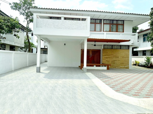 สุขุมวิท101/1 ประวิทย์และเพื่อนวชิรธรรมสาธิต53-59 ซีคอน ศรีนครินทร์ 1.5 กม. 4นอน MRT สวนหลวง ร.9 1.4 กม.ให้เช่าบ้านเดี่ยวสุดหรู 80 ตร.วา. 240 ตร.ม. 2น้ำ รร.นานาชาติกลอรี่สิงคโปร์ 2 กม.จัดเต็มเฟอร์ฯ เครื่องใช้ไฟฟ้า หรูหรา  49,998B-M. พาราไดซ์ พาร์ค 1.4 กม.แหล่งช้อปปิ้ง สวนหลวง ร.9  เดินทางสะดวก ถ. สุขุมวิท ศรีนครินทร์ Wachiratham Sathit 53-59 Seacon Srinakarin 1.5km. 4Bed Luxury detached house for rent 80sq.wa. Sukhumvit101/1 PrawitLaePhuean  240sq.m. 2bath 2km. from Glory Inter Sch Singapore. Fully furnished with appliances. 49,998B-M