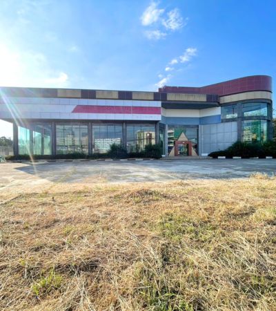 ให้เช่า 300,000 บาท / เดือนโชว์รูม + โกดัง ที่ดิน 3 ไร่ถนนซุปเปอร์ไฮเวย์ เชียงใหม่–ลำปาง (ทล.11).จุดเด่นทำเลถนนใหญ่ การจราจรหนาแน่น เห็นชัด เข้าถึงง่ายห่างจาก Central Chiang Mai เพียง 1.5 กม.เหมาะสำหรับสร้างแบรนด์ และขยายธุรกิจในระยะยาว.หายาก พื้นที่โชว์รูมบนถนนสายหลักระหว่างเมืองเหมาะสำหรับ โชว์รูม / แฟลกชิปสโตร์ / ศูนย์แสดงสินค้า / ธุรกิจที่ต้องการภาพลักษณ์โดดเด่น.ขนาดพื้นที่