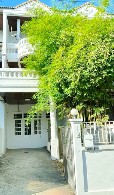 ให้เช่าทาวน์โฮม3ชั้น 4นอน หรูมาก รัชดาภิเษก40-48 BTSรัชโยธิน 800 ม. พร้อมเฟอร์ฯครบครัน 22ตร.วา. 264 ตร.ม. ม.ราชภัฏจันทรเกษม 1.6 กม.  3 น้ำ เหมาะกับพักอาศัย โฮมออฟฟิศ 37,998 B-M. เดอะแจ๊ส วังหิน 2.7 กม. แหล่งช้อปปิ้ง  ถ.รัชดาภิเษก 3-story townhouse for rent  4bed Lux Ratchadaphisek40-48 BTS Ratchayothin. 800m.  fully furnished 22sq.wa. 264 sq.m. 1.6 km. from Chandrakasem Rajabhat University.3 bath Suitable for residence or home office. 37,998B-M.. The Jazz Wanghin shopping center 2.7 km. away. Ratchadaphisek Road. ถ.รัชดาภิเษก พหลโยธิน แขวงจันทรเกษม เขตจตุจักร กรุงเทพมหาน�