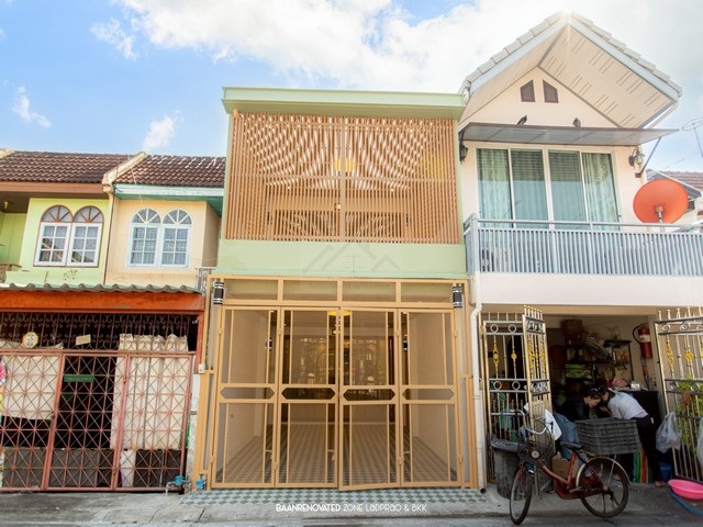 ขายทาวน์เฮ้าส์ 2 ชั้น 15.5 ตร.วา ลาดพร้าว 63 รีโนเวทใหม่ทั้งหลัง ใกล้รถไฟฟ้า โชคชัย 4 และ ลาดพร้าว 71 *** ราคาพิเศษ 3.29 ล้านบาท พร้อมโอนติดต่อ:: คุณชยา โทร/ID Line:: 0942823961   Link Line:: https://line.me/ti/p/3xFA1An8Kcรหัส# T25-939ทาวน์เฮ้าส์ 2 ชั้น ลาดพร้าว 63 รีโนเวทใหม่ทั้งหลัง - ขนาด 15.5 ตารางวา- 2 ห้องนอน- 2 ห้องน้ำ- 1 ครัว- 1 ที่จอดรถ- รีโนเวทใหม่ยกหลัง ตกแต่งโทนละมุนๆ ด้วยสีเขียวมัทฉะ- แถมแอร์ใหม่แกะกล่องสถานที่ใกล้เคีย�