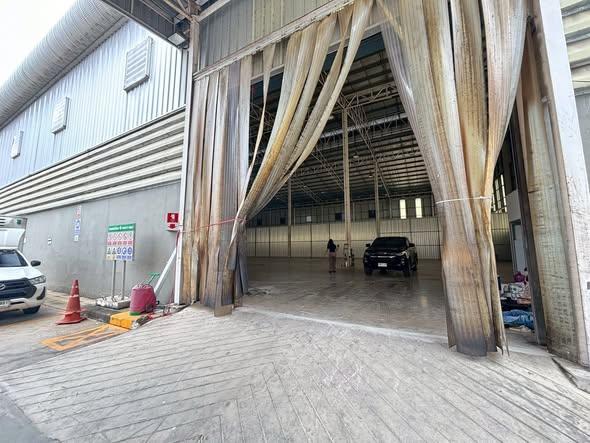 ให้เช่าโกดัง 1,200 ตารางเมตร กว้าง 48 x 25 เมตร ถนนประชาชื่น มี รปภ.ดูแลราคาเช่า 280 บาท / ตารางเมตร ( สัญญาขั้นต่ำ 3 ปี ประกัน 3 เดือน ล่วงหน้า 1 เดือน )ที่ตั้ง ถนนประชาชื่น แขวงวงค์สว่าง เขตบางซื่อ กรุงเทพมหานคร 10800ติดต่อ : คุณภัสพงณ์ 0634098164Line : binkem22https://www.facebook.com/profile.php?id=61581484955548พื้นที่ใช้สอย 1,200 ตารางเมตร กว้าง 48 x 25 เมตร เพดานสูงเกิน 9 เมตร รับน้ำหนักได้ 1,000 กิโลกรัม / ตารางเมตรค่าไฟ 7 บาท / ยูนิตค่าน�