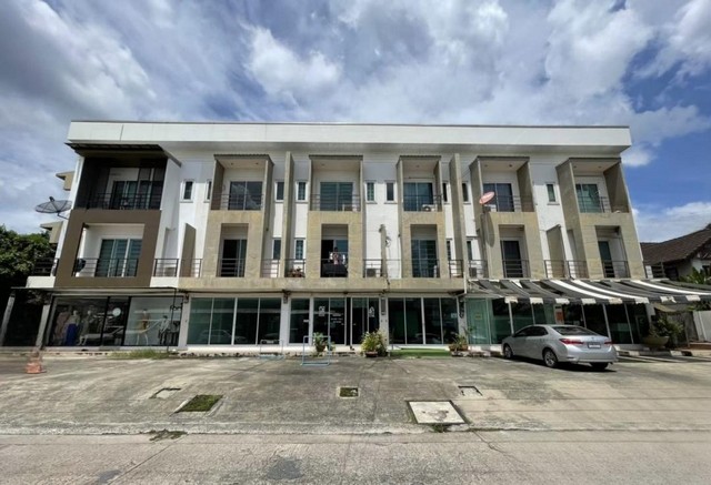 รหัสC69996 ให้เช่าทาวน์โฮม 3 ชั้นเ รีโนเวทใหม่ หมู่บ้านสัมมากร ซอยรามคำแหง110 ใกล้รถไฟฟ้าสายสีส้ม**ให้เช่า**ราคาเช่า 25,000 บาท/ เดือน(จดทะเบียนบริษัทได้)โทร : 095-823 9789 คิทLine id : candy.456Line Add Friend : https://line.me/ti/p/rHhjrvhm_zทาวน์โฮม 3 ชั้นเ รีโนเวทใหม่ หมู่บ้านสัมมากร ซอยรามคำแหง110 ใกล้รถไฟฟ้าสายสีส้มเนื้อที่ 25 ตารางวา 4 ห้องนอน 3 ห้องน้ำ 1 ห้องครัว 1 ห้องรับแขก มีเฟอร์นิเจอร์บางส่วน แอร์ 4 เครื่อง จอดรถในบ�