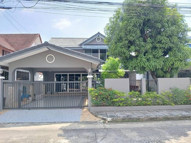 รหัสC6995 ให้เช่าบ้านเดี่ยว 2ชั้น หมู่บ้านสัมมากร ซอยรามคำแหง110 ใกล้รถไฟฟ้าสายสีส้ม**ให้เช่า**ราคาเช่า 28,000 บาท/ เดือน (ประกัน2 ล่วงหน้า1)โทร : 095-823 9789 คิทLine id : candy.456Line Add Friend : https://line.me/ti/p/rHhjrvhm_zบ้านเดี่ยว 2ชั้น หมู่บ้านสัมมากร ซอยรามคำแหง110 ใกล้รถไฟฟ้าสายสีส้มเนื้อที่ 60 ตารางวา 3 ห้องนอน 2 ห้องน้ำ 1 ห้องครัว 1 ห้องรับแขก แอร์ 4 เครื่อง จอดรถในบ้านได้ 2 คัน จอดรถหน้าบ้านได้ 1 คัน มีเฟอร์นิเจอร์แ�