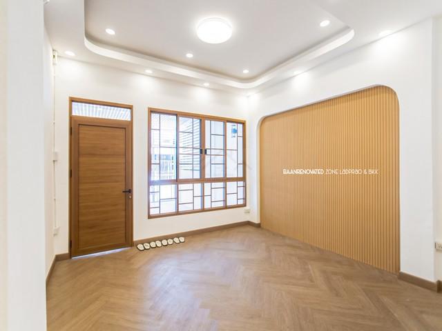 ขายทาวน์เฮ้าส์ นวมินทร์ 135 รีโนเวทใหม่ สไตล์ญี่ปุ่น ใกล้ตลาดปัฐวิกรณ์*** ราคาพิเศษ 2,790,000 บาท พร้อมโอนติดต่อ คุณช่อผกา 0616198565 LINE 0616198565หากไม่รับสาย รบกวนขอความกรุณาลูกค้า @line ทิ้งรูปและข้อมูลไว้นะคะhttps://line.me/ti/p/zu0mm-ozFXทาวน์เฮ้าส์ 2 ชั้น นวมินทร์ 135 รีโนเวทใหม่ทั้งหลังสไตล์ญี่ปุ่น- ขนาด 16 ตร.ว- 2 ห้องนอน- 2 ห้องน้ำ- 1 โถง- 1 ครัว- จอดรถในบ้าน 1 คัน- รีโนเวทใหม่ทั้งหลัง งานมีเนียมลายไม้สวยๆ �