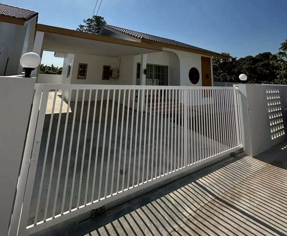 ให้เช่า 23,000 บาท/เดือน #โซนสารภี บ้านเดี่ยว #สไตล์มินิมอล บ้านใหม่เอี่ยม เฟอร์นิเจอร์ + เครื่องใช้ไฟฟ้า ใหม่ทั้งหมด #ไม่รับสัตว์เลี้ยง #หิ้วกระเป๋าเข้าอยู่ได้เลย #น้ำไม่ท่วม อยู่สบาย เดินทางสะดวก  รายละเอียดบ้านขนาดที่ดิน 57.5 ตร.วาพื้นที่ใช้สอย 110 ตร.ม.2 ห้องนอน1 ห้องอเนกประสงค์(ทำเป็นห้องนอน / ห้องทำงาน / ห้องแต่งตัวได้)2 ห้องน้ำ1 ห้องครัว พร้อมเคาน์เตอร์บิ้วอิน1 ลานซ�