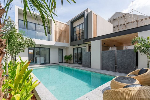 โซนกาดฝรั่ง #หางดง ราคาเริ่มต้นที่ 8.79 ล้าน (ไม่รวมเฟอร์ฯ) บ้านพูลวิลล่าสร้างใหม่ 2 ชั้น #สไตล์โมเดิร์น ทำเลศักยภาพ สัมผัสชีวิตทันสมัยอย่างมีระดับ ดีไซน์หรู ใช้วัสดุคุณภาพสูง และสะดวกสบายทุกการใช้ชีวิต ใกล้ร้านค้า คาเฟ่ และโรงเรียนนานาชาติ รายละเอียดทรัพย์ขนาดที่ดิน 70 ตร.วา (280 ตร.ม.)พื้นที่ใช้สอยกว่า 200 ตร.ม.4 ห้องนอน / 4 ห้องน้ำสระว่ายน้ำระบบเกลือ ขนาด 8 x 4 เมตร พร้อ