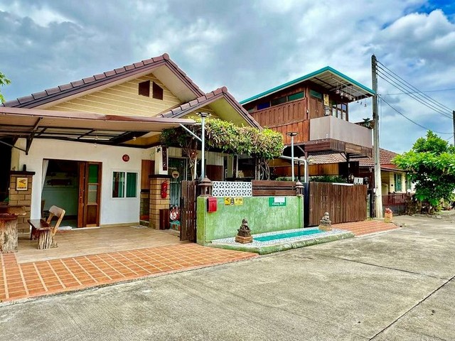 ให้เช่า 15,000 บาท/เดือน ขาย 2.85 ล้าน #โซนสันกำแพง บ้านในโครงการปลอดภัย สาธารณูปโภคครบ พร้อมบ้านไม้แยกหลัง เหมาะอยู่อาศัย ลงทุนปล่อยเช่า  ครอบครัวที่ชอบความสงบ  รายละเอียดบ้านเนื้อที่ 76 ตารางวาที่จอดรถในบ้าน 2 คันระบบน้ำ / ไฟฟ้า / ระบบปลวก ทำไว้เรียบร้อยใช้วัสดุคุณภาพ มีมาตรฐาน บ้านหลังหลัก3 ห้องนอน2 ห้องน้ำ1 ห้องครัว1 ห้องรับแขก บ้านไม้ยกพื้นสูง (แยกเป็นสัดส่วน)1 ห้�