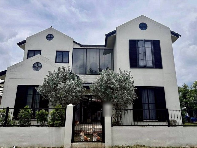 บ้านว่างให้เช่า 55,000 บาท/เดือน 140 ตรว. #โซนแม่ริม บ้านหลังใหญ่ มี 2 หลังในพื้นที่เดียวกัน  เนื้อที่กว้าง ฟังก์ชันครบ เหมาะสำหรับครอบครัวใหญ่  ชาวต่างชาติ  อยู่อาศัยระยะยาว แบบนี้ หายากมากค่ะ! ขนาดพื้นที่ที่ดิน 140 ตารางวาพื้นที่ใช้สอยประมาณ 300 ตารางเมตร รายละเอียดบ้านหลังหลัก4 ห้องนอน / 3 ห้องน้ำห้องรับแขกห้องรับประทานอาหารครัวฝรั่งห้องโถงขนาดใหญ่ โปร่ง โล่ง สบายม