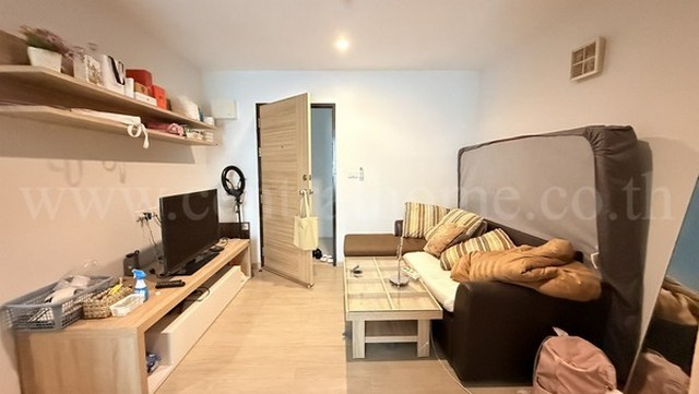 รหัสทรัพย์ : 6647คอนโด เอ็มที เพรสทีจ พหลโยธิน คลองหลวง&nbsp;ตรงข้ามนิคมฯ นวนครที่ตั้ง : ถนนพหลโยธิน&nbsp;ตำบลคลองหนึ่ง&nbsp;อำเภอคลองหลวง&nbsp;จังหวัดปทุมธานี&nbsp;12120รายละเอียดทรัพย์&nbsp;- คอนโด Low Rise 8 ชั้น ห้องอยู่ชั้นที่ 5 อาคาร A ขนาดพื้นที่ 30.34 ตารางเมตร-&nbsp;1 ห้องนอน, 1 ห้องน้ำ, 1 ห้องนั่งเล่น พร้อมเคาน์เตอร์ครัว-&nbsp;แอร์ 1 เครื่อง, ตู้เย็น, เครื่องทำน้ำอุ่น- เตียง+ที่นอน, โต๊ะเครื่องแป้ง, โซ�