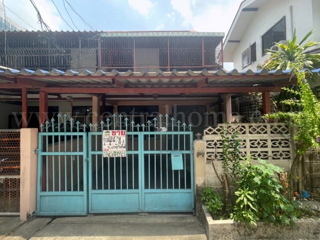 รหัสทรัพย์ : N0046ทาวน์เฮ้าส์ ซอยจตุรทิศ 2 ดินแดง หลังริม ใกล้ BTS อนุสาวรีย์ชัยสมรภูมิที่ตั้ง : ซอยแสงอุทัยทิพย์ แขวงดินแดง เขตดินแดง กรุงเทพมหานคร 10400รายละเอียดทรัพย์- ทาวน์เฮ้าส์ 2 ชั้น พื้นที่ 24&nbsp;ตารางวา พื้นที่ใช้สอย 100 ตารางเมตร- 4 ห้องนอน, 4 ห้องน้ำ, 1 ห้องอเนกประสงค์, 2 ที่จอดรถ&nbsp;- ต่อเติมหลังคาจอดรถหน้าบ้านแล้วสถานที่และทำเลใกล้เคียง- รถไฟฟ้าสายสีเขียว (BTS) สถานีอนุ