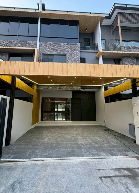 ถูกสุดในโครงการ เหลือ 47,999 B-M.เลียบด่วนเอกมัย รามอินทรา เดอะวอล์ค เกษตร-นวมินทร์ 800 ม. MRT มัยลาภ 2.2 กม.ให้เช่าทาวน์โฮมสุดหรู 3 ชั้น 26 ตร.ว.310 ตร.ม.เอกมัย-รามอินทรา ทำเลดี รร.นานาชาติกีรพัฒน์ 1.2 กม.ลด36% จาก 75,000 บาท เหมาะกับโฮมออฟฟิศ พักอาศัย แหล่งช้อปปิ้ง เดินทางสะดวก The LandmarkLowest price in the project! 36% discount, from 75,000 down to 47,999 B-M.  Ekamai-Ramintra Expressway The Walk Kaset-Nawamin800 m. Luxury 3-story townhome for rent 26 sq.wa. 310 sq.m. Ekkamai-Ramintra area 1.2 km. from Keerapat International School Fully furnished 3 bed 4 bath 47,999  B-M. Suita