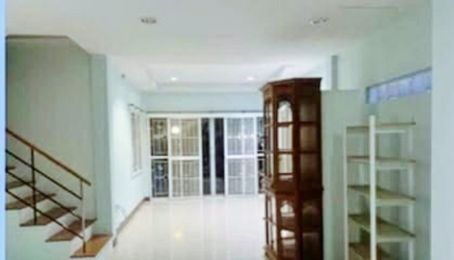 ซอยมิสทีน ทาวน์เฮ้าส์ 2 ชั้นหลังมุม 3 นอน ให้เช่าทาวน์เฮ้าส์ 2 ชั้นหลังมุม 3นอน 3 น้ำ 24 ตร.วา. 190 ตร.ม. รร.วิทยานนท์ 1.6 กม. ร่มรื่น เหมาะกับโฮมออฟฟิศ พักอาศัย 14,999 B-M. ตลาดสดเกรียงไกร 2.5 กม.หาของกินง่าย ถ.ราษฎร์พัฒนา เคหะร่มเกล้า Soi Mistine MRT Rat Phatthana 2.3km Townhouse for rent 2 stories corner unit 3bed 3bath 24 sq.wa. 190 sq.m.Near Wittayanon School 1.6 km. Lush surroundings suitable for home office or residence. 14,999 B-M. Kriengkrai Fresh Market 2.5 km. easy access to food on Ratchaphatthana Road.RomKlao Housing Estate แยก-ราษฎร์พัฒนา-เคหะร่มเกล้า ถ.ราษฎร์พั