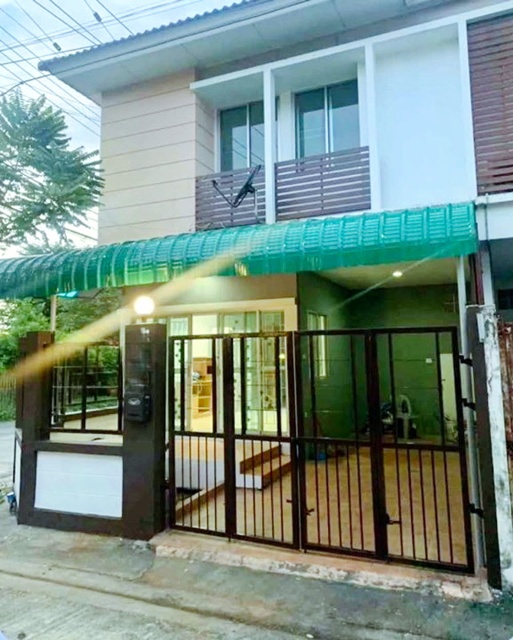 หลังมุม 3นอน ซอยมิสทีน ให้เช่าทาวน์เฮ้าส์ 2 ชั้น3 น้ำ 24 ตร.วา. 190 ตร.ม. รร.วิทยานนท์ 1.6 กม. ร่มรื่น เหมาะกับโฮมออฟฟิศ พักอาศัย 14,998B-M. ตลาดสดเกรียงไกร 2.5 กม.หาของกินง่าย ถ.ราษฎร์พัฒนา เคหะร่มเกล้า MRTราษฎร์พัฒนา 2.3 กม.corner unit 3bed 3bath 24 sq.wa. Soi Mistine MRT Rat Phatthana 2.3km Townhouse for rent 2 stories 190 sq.m.Near Wittayanon School 1.6 km. Lush surroundings suitable for home office or residence. 14,998B-M. Kriengkrai Fresh Market 2.5 km. easy access to food on Ratchaphatthana Road.RomKlao Housing Estate แยก-ราษฎร์พัฒนา-เคหะร่มเกล้า ถ.ราษฎร์พัฒนา เคหะร่มเ�