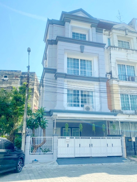 ซ.ลาซาล 40-42 MRT ศรีลาซาล 1.5กม.ให้เช่าทาวน์โฮมสุดหรู 4 ชั้น หลังมุม 30ตร.วา. 480ตร.ม. รร.นานาชาติบางกอกพัฒนา 800ม. 4นอน 6น้ำ รีโนเวทใหม่ พร้อมเฟอร์ฯครบ เหมาะพักอาศัย หรือโฮมออฟฟิศ ลาซาล-ศรีนครินทร์ 57,999 B-M. ลาซาล อเวนิว 900 ม. แหล่งช้อปปิ้ง หาของกินง่าย  เข้า-ออกได้หลายทาง Lasalle40-42 Luxury 4-story corner townhome for rent 30 sq.wa. 480 sq.m. 1.5 km. from MRT Srilasal. 800 m. from Bangkok Patana International School. 4 bed 6 bath Newly renovated and fully furnished. Suitable for residence or home office. Lasalle-Srinakarin area. 57,999 B-M. Lasalle Avenue 900 m. Shopping and din