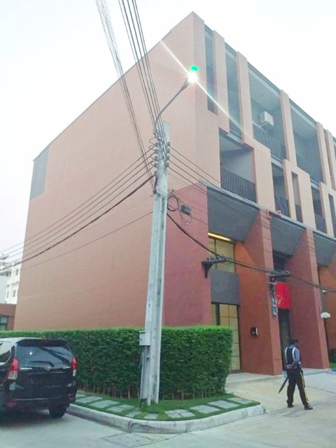 ให้เช่าอาคารพาณิชย์ 3.5 ชั้นหลังริม 28ตร.วา. ถ.เพชรเกษม77-81 โฮมโปร เพชรเกษม 2.5 กม.350 ตร.ม. ม.เอเชียอาคเนย์ 2.8 กม. 5 นอน 3 น้ำ ทำเลศักยภาพ ตกแต่งสวย สไตล์ล้อฟทันสมัย เหมาะกับเปิดธุรกิจร้านกาแฟ สปา รร.กวดวิชา ตลาดอุ่นเรือน 1.1 กม. 24,998 B-M. เดินทางง่าย MRT หลักสอง 7 กม.  มาเจริญCommercial building for rent 3.5 stories Phetkasem77-81 Road. end unit 28 sq.wa. 350 sq.m. 2.5 km. from HomePro Phetkasem. 5 bed 3 bath Prime location. Beautifully decorated in a modern loft style. Suitable for businesses such as a coffee shop spa tutoring school etc. 1.1 km. from Aun Ruean Market. 24,998  B-M.  Eas