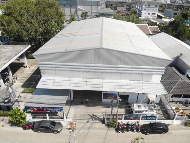 ให้เช่าโกดังสำนักงาน 290 ตรว. 1,300 ตร.ม. ถนนรามอินทรา ใกล้ทางด่วนรามอินทรา-อาจณรงค์ เข้าได้ทั้งเส้นเลียบด่วนรามอินทรา, พหลโยธิน แลรามอินอินทรา *** ราคาเช่า 230,000 บาท/เดือน ติดต่อ:: คุณชยา โทร/ID Line:: 0942823961   Link Line:: https://line.me/ti/p/3xFA1An8Kcรหัส # T25-744โกดังสำนักงาน ย่านถนนรามอินทรา ติดทางด่วน - เนื้อที่ดิน 290 ตร.ว.- พื้นที่ขนาด 1,300 ตร.ม.  - ความสูงเพดาน ประมาณ 9 เมตร- ไฟ 3 เฟส- รับน้ำหนักได้ 3 ตัน/ตร.ม.- ห้องน้ำ 8 ห�