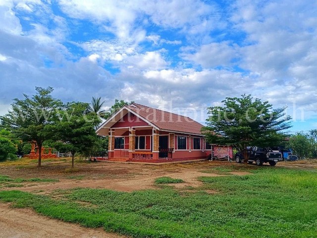 รหัสทรัพย์&nbsp; 6242บ้านเดี่ยว พร้อมที่ดิน 10 ไร่ 83 ตารางวา อำเภอบรรพตพิสัย จังหวัดนครสวรรค์ที่ตั้ง :&nbsp;ตำบลตาขีด อำเภอบรรพตพิสัย จังหวัดนครสวรรค์ 60180รายละเอียดทรัพย์- บ้านเดี่ยว ชั้นเดียว ขนาดที่ดิน 10 ไร่ 83 ตารางวา พื้นที่ใช้สอยบ้าน 140 ตารางเมตร- 4 ห้องนอน, 2 ห้องน้ำ, 1 ห้องนั่งเล่น, ห้องครัว 1&nbsp; &nbsp;- พร้อมสวนดอกมะลิ และสวนเกษตรข้าวโพด- พื้นกระเบื้อง- บ้านหันทิศตะวันตกเฉียง�