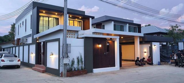 โซนป่าแดด #ราคาดีต่ำกว่าประเมิน ขายเพียง 9 ล้าน บ้านพูลวิลล่า 2 ชั้น ใจกลางเมือง บ้านสวยทำใหม่ทั้งหลัง พร้อมอยู่จริง #หิ้วกระเป๋าเข้าอยู่ได้เลย เพียง 5 นาที ถึง #สนามบินเชียงใหม่ฟังก์ชันครบ จัดเต็มทั้งหลังที่ดิน 99.90 ตร.วาพื้นที่ใช้สอย 450 ตร.ม.5 ห้องนอน4 ห้องน้ำ (ระบบน้ำร้อน–น้ำเย็นทั้งบ้าน)ห้องทำงาน + โซนทำงาน 2 ห้องโซนร้านกาแฟ / มุมทำงานส่วนตัวสระว่ายน้ำส่วนตัวขน�