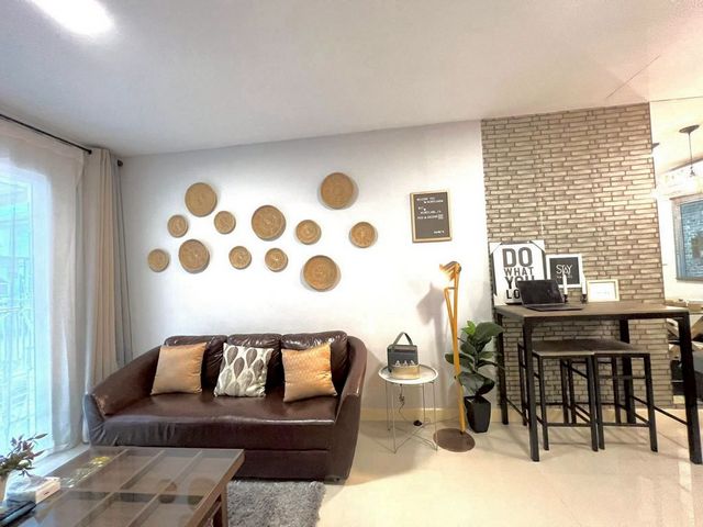 ให้เช่า 22,000 บาท/เดือน ขาย 3.45 ล้าน 21 ตรว. #พฤกษาวิลล์95 ทาวน์เฮ้าส์ 2 ชั้น #เฟอร์นิเจอร์และเครื่องใช้ไฟฟ้าครบ #หิ้วกระเป๋าเข้าอยู่ได้เลย ทำเล 5 ดาว #ติดถนนซุปเปอร์ไฮเวย์เชียงใหม่ #น้ำไม่ท่วม #ไม่รับสัตว์เลี้ยงข้อมูลบ้าน• เนื้อที่ 21 ตร.วา• พื้นที่ใช้สอย 165 ตร.ม.• 3 ห้องนอน• 2 ห้องน้ำ• ห้องนั่งเล่น• ห้องทานข้าว• ห้องครัว• ที่จอดรถ 2 คัน• เฟอร์นิเจอร์ + เครื่องใช้ไฟฟ้าครบตามภ�