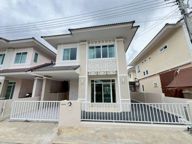 ขายต่ำกว่าราคาตลาด เพียง 3.29 ล้าน 36.8 ตรว. #DiyaValley #หนองผึ้ง – #สารภี #บ้านสภาพใหม่ พร้อมเฟอร์นิเจอร์และเครื่องใช้ไฟฟ้าครบ เข้าอยู่ได้ทันที เหมาะทั้งอยู่อาศัยและลงทุน ปล่อยเช่าง่ายที่ดิน 36.8 ตร.วาพื้นที่ใช้สอย 165 ตร.ม.3 ห้องนอน3 ห้องน้ำ1 ห้องครัว1 ห้องซักล้างของแถมฟรี:แอร์ 3 เครื่องเครื่องทำน้ำอุ่น 2 เครื่องผ้าม่านทั้งหลังเฟอร์นิเจอร์ครบชุดสถานที่ใกล้เคียง:โรงเรียนวาร