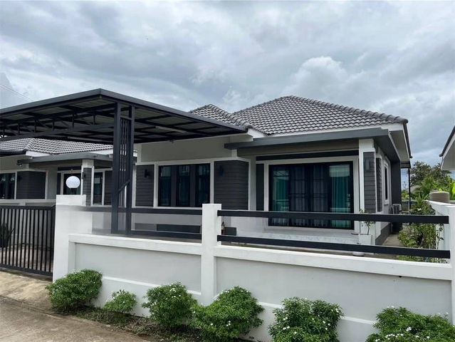 โซนท่าวังตาล #ขายพร้อมผู้เช่า 2.59 ล้าน 52 ตรว. #สารภี บ้านเดี่ยวชั้นเดียว บ้านสวย ทำเลดี ใกล้เมือง #พร้อมเฟอร์นิเจอร์ทั้งหลัง #รับรายได้เดือนละ16,000 บาท (สัญญาหมด มี.ค. 69) เข้าออกได้ 2 ทาง ถ.เชียงใหม่-วงแหวนรอบ 2 รอบ 3พื้นที่ 52 ตรว. 3 ห้องนอน 2 ห้องน้ำ 1 ห้องรับแขก1 ห้องครัว 2 ที่จอดรถแอร์ 3 ตัวเครื่องทำน้ำอุ่น 2 ตัว สถานที่ใกล้เคียงใกล้ ตลาดป่างิ้ว  2 กิโลใกล้ ห้างสรรพสินค้าบิ๊กซี  