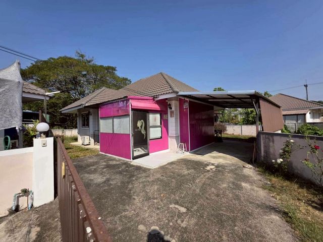 โซนสันทราย ขายเพียง 1.99 ล้าน 76 ตรว. บ้านเดี่ยวชั้นเดียว เนื้อที่เยอะ ทำเลดี ใกล้เมือง เดินทางสะดวก #ซื้ออยู่เองหรือปล่อยเช่าได้ค่ะรายละเอียดบ้านเนื้อที่ 76 ตร.วาพื้นที่ใช้สอยกว้างขวาง3 ห้องนอน | 2 ห้องน้ำ1 ห้องอเนกประสงค์ที่จอดรถได้ 3 คันสิ่งอำนวยความสะดวกปั๊มน้ำ + ถังเก็บน้ำสำรองแถมแอร์ฟรี 4 เครื่องเครื่องทำน้ำอุ่น 2 เครื่องต.สันนาเม็ง อ.สันทราย จ.เชียงใหม่ทำเล�