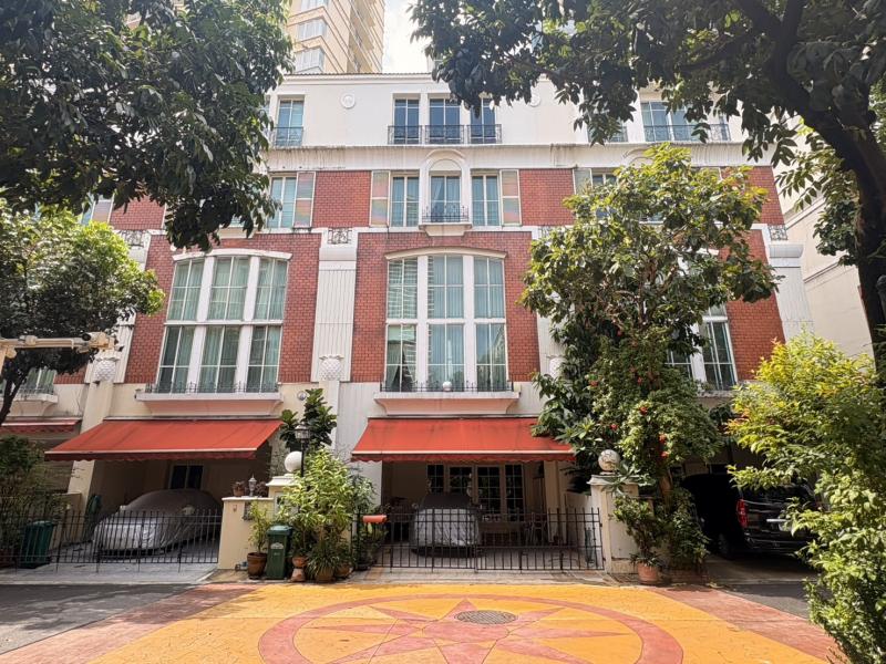 PZ1266 ขายทาวน์โฮม หรู 4 ชั้น บ้านกลางกรุง ทองหล่อแต่งครบ พร้อมเฟอร์ฯ Built-in ทั้งหลัง และห้องใต้หลังคาพื้นที่ใช้สอย 350 ตร.ม. เนื้อที่ 27.1 ตรว. สุขุมวิท 14 หรือทองหล่อ 14 แขวงคลองตันเหนือ เขตวัฒนา กรุงเทพราคา  42,000,000 บาท**รายละเอียด**-ขายบ้าน Luxury Townhome 4 ชั้น - ใจกลางทองหล่อ — บ้านกลางกรุง-Townhome 4 ชั้น + ห้องใต้หลังคา |   พร้อมเฟอร์ฯ Built-in ทั้งหลัง-เนื้อที่  27.1 ตรว.-พื้นที่ใช้สอย 350 ตร.ม. -ออกแบบฟังก์ชั