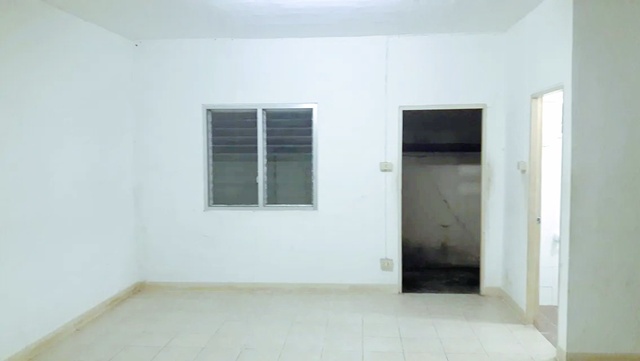 ปตท. ประชาอุทิศ-สุขสวัสดิ์ 550 ม.ตลาดรวยมาร์เก็ต​ 750 ม. ปั๊ม ให้เช่าทาวน์เฮ้าส์ 2 ชั้น 3 นอน 2 น้ำ ไม่มีเฟอร์ฯ 20 ตร.วา. 160 ตร.ม. รร.นานาชาติสารสาสน์วิเทศศึกษา 3 กม. ทำเลดี ติถนนใหญ่  เหมาะกับค้าขาย 6499B-M. วัตสัน วิลเลจ ฮับ ประชาอุทิศ 2.0 กม.Ruay Market 750 m. PTT Pracha Uthit Suksawat 550m. 2-story commercial Townhouse for rent 3 bed 2 bath unfurnished 20 sq.wa. 160 sq.m. Sarasas Witead International School 3 km. Good location on main road suitable for business. 6499 B-M. Watson Village Hub Pracha Uthit 2.0 km. Pracha Uthit-Suksawat Rd. แยกประชาอุทิศ 90 ประชาอุทิศ-สุขสวัสด