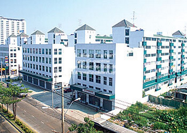 DSL-670สนใจติดต่อ: โดม รัชดา (Exclusive Contract)โทร: 065-586-9872ไลน์ไอดี: 0655869872 หรือ giantmw หรือ @yem0202nFacebook: https://bit.ly/3vdegO8Fanpage: https://bit.ly/488TrlD.ขายคอนโด ลุมพินี เซ็นเตอร์ แฮปปี้แลนด์ (Lumpini Center Happyland) ตึก E1 ชั้น 6 35.61 ตร.ม. 1 น 1 น้ำ ราคา 1.35 ล้านบาท .รายละเอียดทรัพย์:1. คอนโด ลุมพินี เซ็นเตอร์ แฮปปี้แลนด์ (Lumpini Center Happyland) MRT บางกะปิ โดยห้องพักอยู่ตึก E1 ชั้น 6 มีพื้นที่ใช้สอย 35.61 ตร.ม. ขนาด 1 ห้องนอน 1 ห้องน้ำ และมีสิทธิ์จอดรถได้ 1 คัน 2. ราคานี้รวมง�