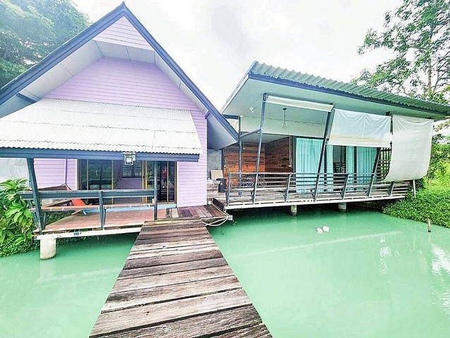 #ขายบ้านเดี่ยวสไตล์รีสอร์ทเมืองระยอง#ขายบ้านสวนสไตล์รีสอร์ทราคาถูก#ขายบ้านเดี่ยว เกือบ 2 ไร่ ????ใกล้ถนนสุขุมวิทเพียง 200 เมตร ????ใกล้หาดสวนสน บารีละไม รีสอร์ท????ต.แกลง อ.เมือง จ.ระยอง????บ้าน 4 หลังเนื้อที่  1-2-57ไร่   ( เนื้อที่   657 ตรว.)✅ 4 ห้องนอน 4 ห้องน้ำ✅ โฉนดที่ดิน นส4จ ????พิเศษสุด‼️ราคาเพียง 3.4 ล้านบาท‼️????ของแถม???? ????ตู้เตียง???? แอร์เครื่องทำน้ำอุ่น???? ทีวี ????ขายรวมเฟอร์นิเจอร์  ?