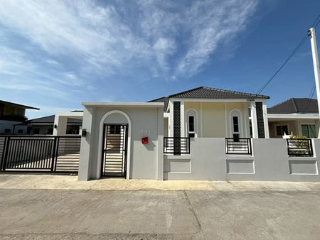 ขายบ้านสร้างใหม่ สวย มีสไตล์ ใกล้ตลาดท่ารั้วเพียง 5นาที ,3นอน 2น้ำ, 2.69 ลบ. (ท่ารั้ว บ้านป่าเสร้าหลวง)พิกัด ต.สันปูเลย อ.ดอยสะเก็ด จ.เชียงใหม่  เนื้อที่ขนาด 60 ตร.ว.  พื้นที่ใช้สอย 120 ตร.ม. 3ห้องนอน 2ห้องน้ำ +ห้องแต่งตัว* 1 ห้องครัว 1ห้องโถง เเละ2ที่จอดรถ น้ำประปาภูมิภาค  บ้านทรงปั้นหยาทันสมัย  วัสดุเกรดAความพิเศษแถมฟรี ห้องแต่งตัวส่วนตัวเชื่อมห้องน้ำและห้องนอนใหญ่พื้นบ้าน�