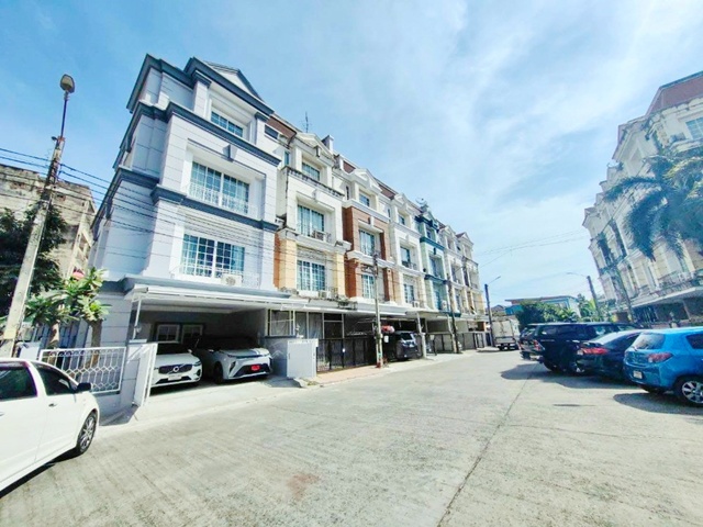  MRT ศรีลาซาล 1.5กม.30ตร.วา.ให้เช่าโฮมออฟฟิศสุดหรู 4 ชั้น หลังมุม ซ.ลาซาล 40-42 480ตร.ม. รร.นานาชาติบางกอกพัฒนา 800ม. 4นอน 6น้ำ รีโนเวทใหม่ พร้อมเฟอร์ฯครบ เหมาะพักอาศัย หรือโฮมออฟฟิศ ลาซาล-ศรีนครินทร์ 56,999 B-M. ลาซาล อเวนิว 900 ม. แหล่งช้อปปิ้ง หาของกินง่าย  เข้า-ออกได้หลายทาง Homeoffice for rent 4-story corner Lasalle40-42 Luxury 30sq.wa. 480 sq.m. MRT Srilasal.1.5km.  800 m. from Bangkok Patana International School. 4 bed 6 bath Newly renovated and fully furnished. Suitable for residence or home office. Lasalle-Srinakarin area. 56,999 B-M. Lasalle Avenue 900 m. Shopping and dinin