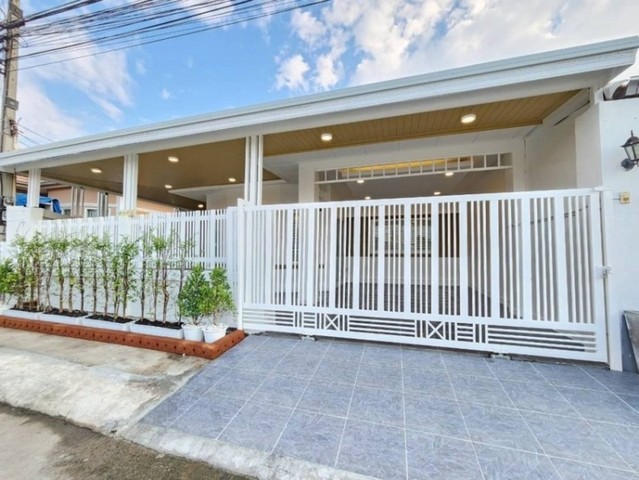 ขายบ้านเดี่ยว หมู่บ้านรวิพร ซิตี้การ์เด้นวิลเลจ  ซอยเขาไม้แก่น บางละมุง  ชลบุรีรหัส TTR 2630✅ พื้นที่บ้าน : 172 ตารางเมตร (43 ตารางวา)✅ พื้นที่ใช้สอย : 150 ตารางเมตร✅ ขนาด : 3 ห้องนอน 2 ห้องน้ำ✅ กรรมสิทธิ์เจ้าของ : นามบริษัท (ขายพร้อมบริษัท)✅ ค่าโอน : 50-50 คนละครึ่ง✅ ค่าส่วนกลาง 5,000 บาท/ปี ราคา 3,990,000 บาท สนใจติดต่อ คุณต๋อย   086 - 5427078ID:LINE 0865427078