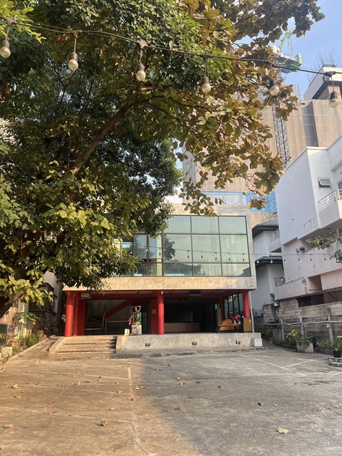  มีดาดฟ้า สแตนด์อโลน 220ตร.วา. 905ตร.ม.MRTสุทธิสาร 750ม. ให้เช่าร้านอาหาร สำนักงาน 2.5ชั้น ม.หอการค้า 1 กม. ทำเลทอง ย่านห้วยขวาง เหมาะทำสำนักงาน ออฟิศ คาเฟ่ 4 นอน 10 น้ำ 249,999 B-M. แหล่งธุรกิจเดอะ สตรีท รัชดา 1.5 กม.ถ.รัชดาภิเษก MRT Sutthisan 750m. Office space Restaurant for rent 2.5stories with rooftop standalone 220sq.wa. 905 sq.m. University of the Thai Chamber of Commerce 1 km. Prime location in Huai Khwang area suitable for office cafe. 4 bed 10 bath 249,999 B-M. Business hub. The Street Ratchada 1.5 km. Ratchadaphisek Rd.ถ.รัชดาภิเษก อโศก-ดินแดง แขวงรัชดาภิเษก เขตดินแดง ก�