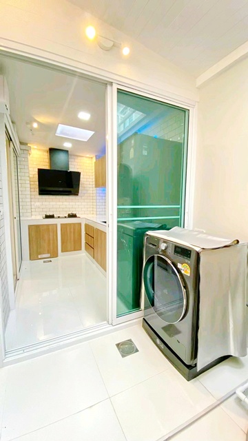  เดินทางสะดวก ถ.สุขุมวิท ศรีนครินทร์ สุขุมวิท-ลาซาล BTS สำโรง 1.1 กม.ให้เช่าทาวน์เฮาส์สุดหรู 2 ชั้น พร้อมเฟอร์ฯ 17 ตร.วา.140 ตร.ม. รร.นานาชาติเซนต์แอนดรูว์ส 2.7 กม. 3 นอน 2 น้ำ 29,999 B-M. เหมาะกับพักอาศัย อิมพีเรียลเวิลด์ สำโรง 1.2 กม.แหล่งช้อปปิ้ง หาของกินง่ายSukhumvit-Lasalle Luxury 2-story townhouse for rent fully furnished 17 sq.wa. 140 sq.m. St. Andrews International School 2.7 km. away. 3 bed 2 bath 29,999B-M. Ideal for living. Imperial World Samrong 1.2 km. away shopping center. Easy access to food and convenient transportation via Sukhumvit and Srinakarin Roads.ทางด่วนกาญจน�