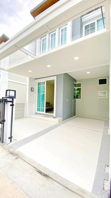 อิมพีเรียลเวิลด์ สำโรง 1.2 กม.ให้เช่าทาวน์เฮาส์สุดหรู 2 ชั้น พร้อมเฟอร์ฯ 17 ตร.วา.140 ตร.ม. รร.นานาชาติเซนต์แอนดรูว์ส 2.7 กม. 3 นอน 2 น้ำ 29,998 B-M. เหมาะกับพักอาศัย แหล่งช้อปปิ้ง หาของกินง่าย เดินทางสะดวก ถ.สุขุมวิท ศรีนครินทร์ สุขุมวิท-ลาซาล BTS สำโรง 1.1 กม.Imperial World Samrong 1.2 km. Sukhumvit-Lasalle Luxury 2-story townhouse for rent fully furnished 17 sq.wa. 140 sq.m. St. Andrews International School 2.7 km. away. 3 bed 2 bath 29,998B-M. Ideal for living.  away shopping center. Easy access to food and convenient transportation via Sukhumvit and Srinakarin Roads.ทางด่วนกาญจน