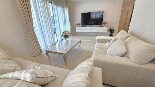 ให้เช่า โครงการ เซนโทร บางนา Centro Bangna ใกล้เมกาบางนา รับต่างชาติ รับสัตว์เลี้ยงรหัส NO452ค่าเช่า 110,000 บาทต่อเดือน / ล่วงหน้า 1 เดือน , เงินประกัน 2 เดือนติดต่อ คุณช่อผกา 0616198565 LINE 0616198565หากไม่รับสาย รบกวนขอความกรุณาลูกค้า @line ทิ้งรูปและข้อมูลไว้นะคะhttps://line.me/ti/p/zu0mm-ozFX- เนื้อที่ดิน 61 ตารางวา พื้นที่ใช้สอย 289 ตารางเมตร- 4 ห้องนอน 5 ห้องน้ำ- 1 ห้องเมด 1 ห้องน้ำเมด- จอดรถได้ 3 คัน- Fully furnished พร้อมอยู่- รั�