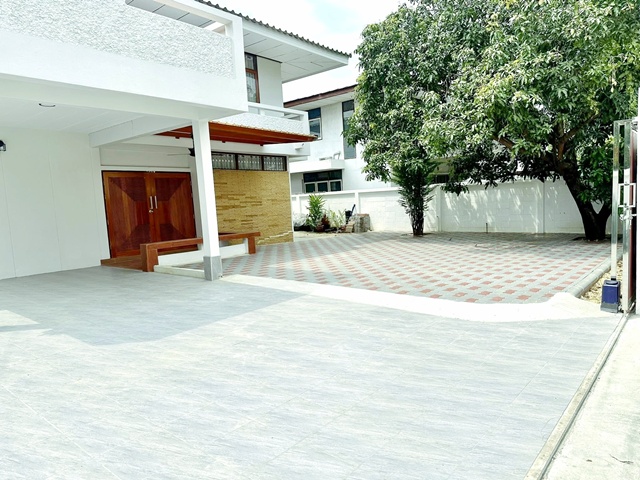 ซีคอน ศรีนครินทร์ 1.5 กม.สุขุมวิท101/1 ประวิทย์และเพื่อน วชิรธรรมสาธิต53-59 4นอน MRT สวนหลวง ร.9 1.4 กม.ให้เช่าบ้านเดี่ยวสุดหรู  80 ตร.วา. 240 ตร.ม. 2น้ำ รร.นานาชาติกลอรี่สิงคโปร์ 2 กม.จัดเต็มเฟอร์ฯ เครื่องใช้ไฟฟ้า หรูหรา  49,999B-M. พาราไดซ์ พาร์ค 1.4 กม.แหล่งช้อปปิ้ง สวนหลวง ร.9  เดินทางสะดวก ถ. สุขุมวิท ศรีนครินทร์ Sukhumvit101/1 PrawitLaePhuean  Wachiratham Sathit 53-59 Seacon Srinakarin 1.5km. 4Bed Luxury detached house for rent 80sq.wa. 240sq.m. 2bath 2km. from Glory Inter Sch Singapore. Fully furnished with appliances. 49,999B-