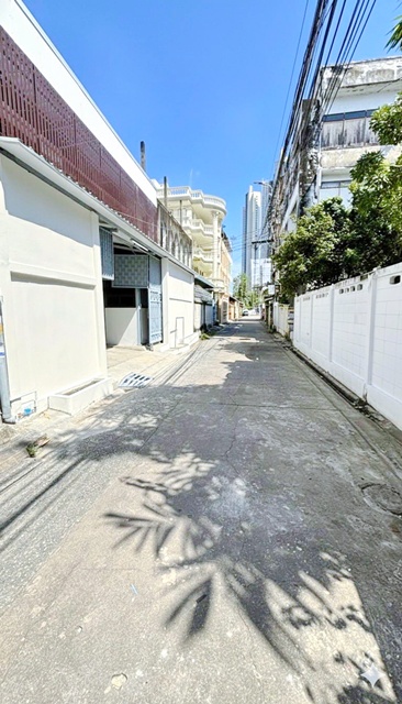 ไอคอนสยาม 500ม.พร้อมออฟฟิศ 400 ตร.ม. 80 ตร.วา. 68,999B-M. BTSเจริญนคร 450 ม.ขาย-เช่าโกดัง  รร.นานาชาติไพโอเนียร์ 1.3 กม.คลองสาน ซ.เจริญรัถ ใจกลางเมือง เหมาะกับศูนย์กระจายสินค้า  ฟังก์ชันครบ ตอบโจทย์ทุกธุรกิจ 3 ออฟฟิศ 2 น้ำ ขาย 7.99 ลบ.ตลาดวงเวียนใหญ่ 1.3 กม.แหล่งชุมชน หาของกินง่าย เดินทางสะดวก  แยก-ลาดหญ้าIconSiam 500m. BTS CharoenNakhon 450m Warehouse with office for sale-rent 400sq.m. 80sq.wa. 68,999B-M. Pioneer International School 1.3 km. Khlong San Soi Charoen Rat Central location ideal for distribution center. Fully functional suitable 