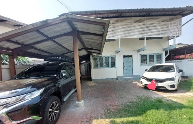 ให้เช่า บ้านเดี่ยว 2ชั้น พื้นที่60ตรว.อุดมสุข สุขุมวิท1033ห้องนอน 3 ห้องน้ำ (ชั้นบนเป็นไม้) แอร์1ตัว (บ้านเปล่า )ไม่มีเฟอร์นิเจอร์ จอดรถได้4คันอยู่ถนน สุขุมวิท103( ซอยอุดมสุข 56) ทะลุออกบางนา-ตราด 21ได้  ใกล้เซ็นทรัลบางนา,ตึกเนชั่น ใกล้BTSอุดมสุข ,ซีคอนสแควร์ ศรีนครินทร์ ,พาราไดซ์ พาร์ค,เซ็นทรัลพลาซา บางนา,โรงพยาบาล ไทยนครินทร์  **เลี้ยงสัตว์ได้ ทำออฟฟิศ จดบริษัทได้**ให้เช่า 