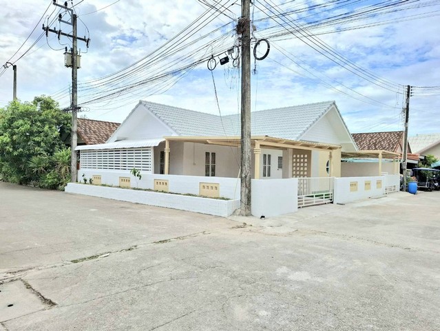 บ้านเดี่ยว มินิมอล 56 ตารางวา หลังมุม อำเภอเมืองระยอง ผ่อนเพียงเดือนละ 6000 บาท - หมู่บ้าน บ้านฉัน ซอย 12 พื้นที่ 56 ตารางวา 2 ห้องนอน 1 ห้องน้ำ (บ้านเลขที่ 233/19) ตกแต่งทำใหม่ทั้งหลัง จอดรถยนต์ภายในบ้านได้ 3 คัน เดินทางไปไทวัสดุระยองเพียง 4 กม. - ใกล้สี่แยกตลาดผลไม้ตะพง ใกล้ทะเล หาดแม่รำพึง หาดเพ ภายในหมู่บ้านมีร้านค้า ร้านอาหารอำนวยความสะดวก สนนราคา 1.55 ล้านบาทเงินเดือน 15000 �