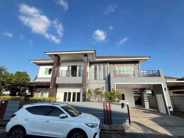 บ้านหรูหลังใหญ่ ให้เช่า 50,000 บาท/เดือน ขาย 7.8 ล้าน #แสนสราญ2 (Mod Chic) #หางดง บ้านไซส์ L พื้นที่กว้าง #หัวมุม อยู่สบาย เป็นส่วนตัว พร้อมเฟอร์บิ้วอินทั้งหลัง #รับสัตว์เลี้ยง รายละเอียดบ้านขนาดที่ดิน 135 ตารางวาพื้นที่ใช้สอย 308 ตารางเมตร5 ห้องนอน5 ห้องน้ำ1 ห้องทำงาน1 ห้องครัว2 ห้องนั่งเล่น (ชั้นล่าง & ชั้นบน)เฟอร์นิเจอร์ Built-in ทั้งหลังจอดรถ 2 คันประตูรีโมท เช่า 50,000 บาท / เดือน ขาย 7.8 ล้�